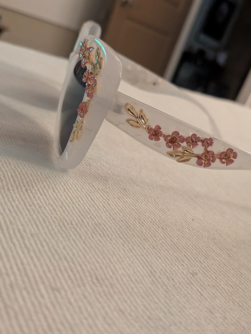 NWT -White Marbled Flower Cateye - Picture 3 of 7